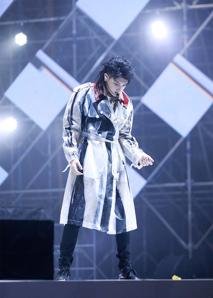黄子韬武汉演唱会时尚感MAX 全球首穿展多重魅力