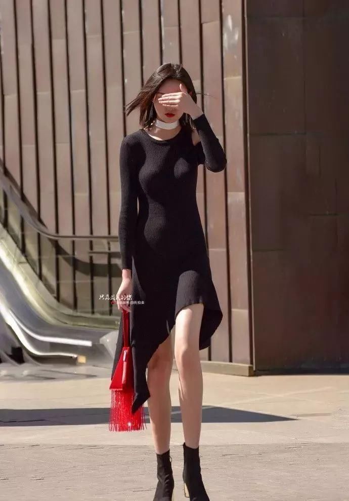 街拍:身高186的女模特带助理逛街，黑裙吸光