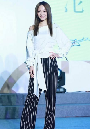 吊带裙只服她!穿到腰间瞬间就没了,网友:蚂蚁腰就是敢露!