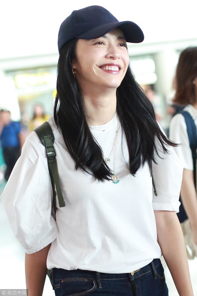 “辣妈”姚晨撩发秀婚戒眼睛无神显疲惫  背双肩包疾走展长腿青春