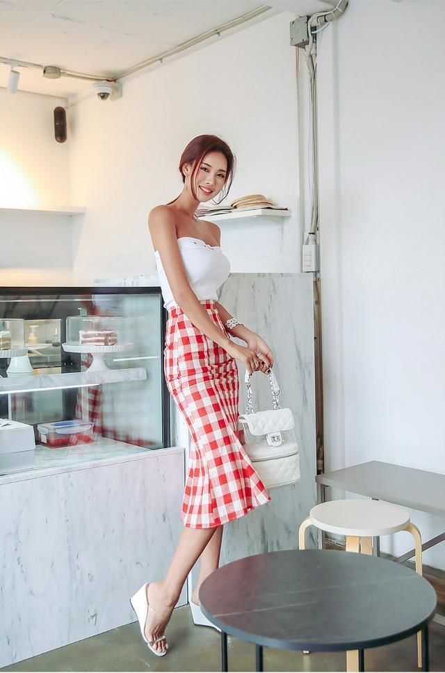 人像摄影：时尚的搭配，让姑娘看上去非常的性感苗条