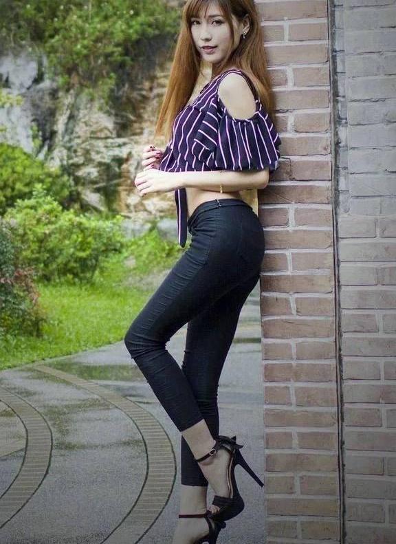 紧身裤，魅力蛮腰与显露的美肩，让肌肤的性感都水嫩可人