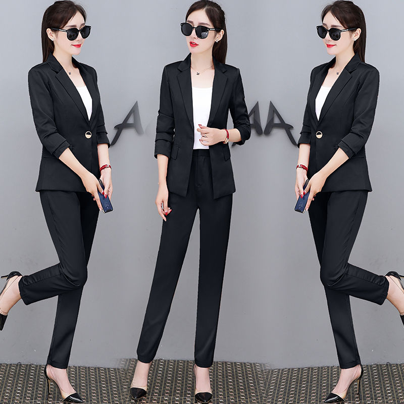 是时候和连衣裙拜拜了，今年这样套装才时髦有型，连背影都美炸了