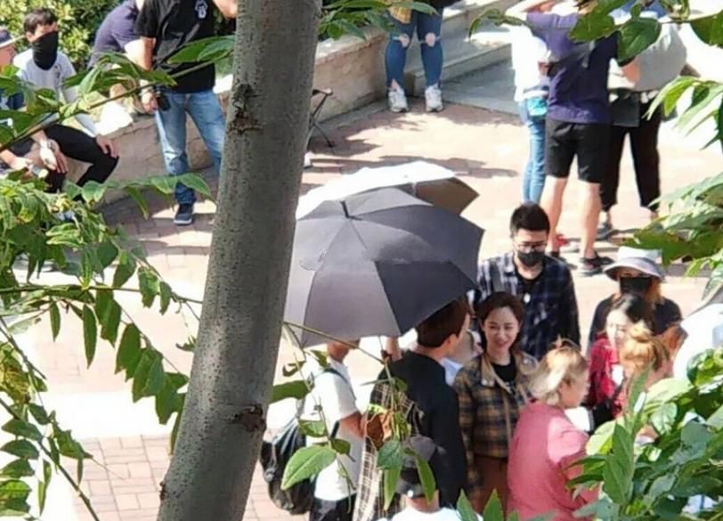 杨紫一身时尚穿搭与马天宇街头拍新戏，御姐范十足