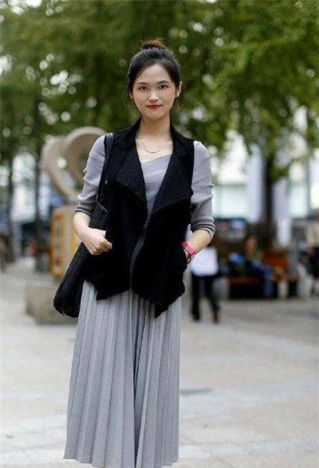 气质|街拍:清纯的小美女,灰色百褶裙搭配黑色马甲,彰显简约的气质美
