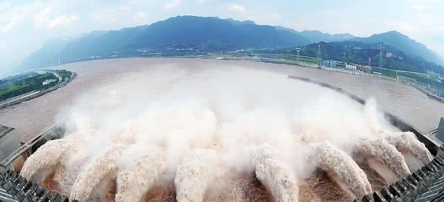 广东人民想哭！既躲不过汛期提前一个月，也躲不过台风登陆偏强！