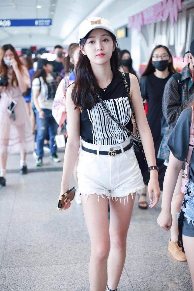 169王珞丹和166吴宣仪同穿短裤，网友：大象腿与筷子腿差距