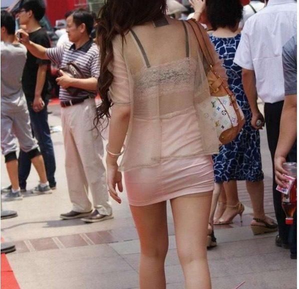 时尚辣妈穿薄纱裙子出门, 这样穿出去逛街需要多大的勇气啊？
