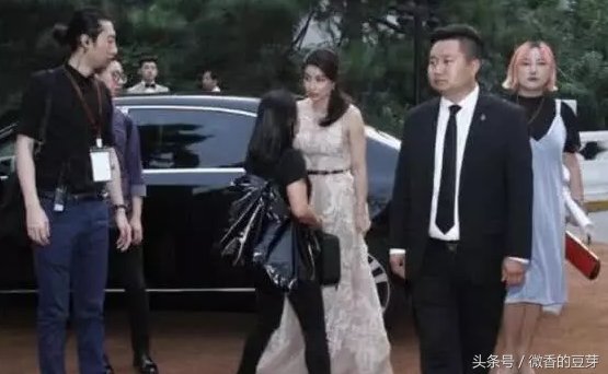 郭晶晶穿礼服出席活动，好身材一览无遗，网友:终于穿出了阔太气