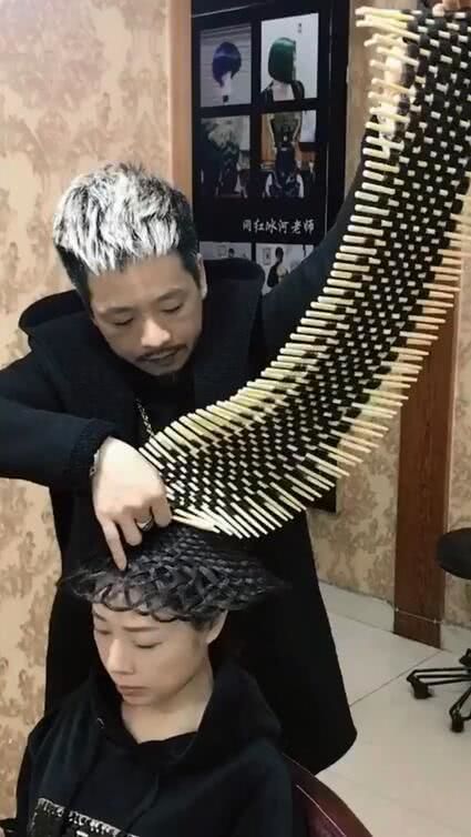 美女花三个小时做出新发型，在街上回头率极高，全街人都在看她