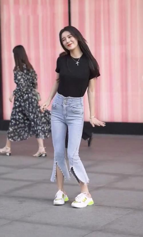 个性:城市街头的时尚小姐姐,个性鲜明,不一样的美!
