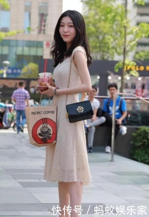  【粉色】身穿裸色甜美连衣裙，脚穿粉色高跟鞋的美丽女孩，尽显温柔可爱
