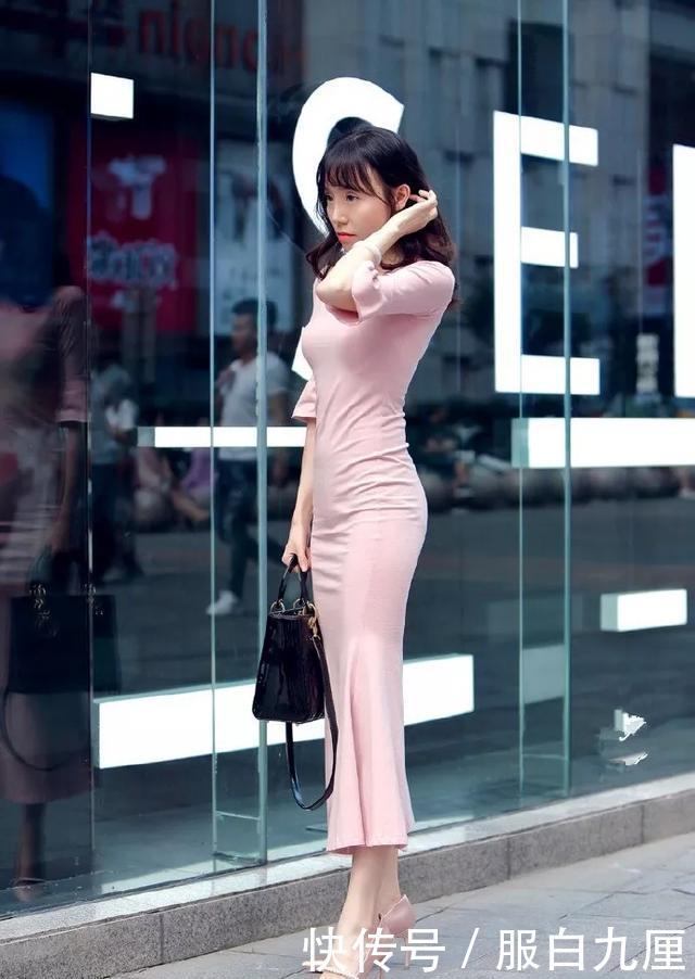 『小姐姐』街拍:美女脚上搭配上一双尖头的高跟鞋优雅又气质,经典又时尚
