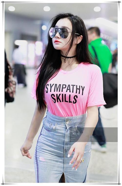 当96斤冉莹颖和104斤李冰冰同穿开叉牛仔裙，网友：画风如此尴尬