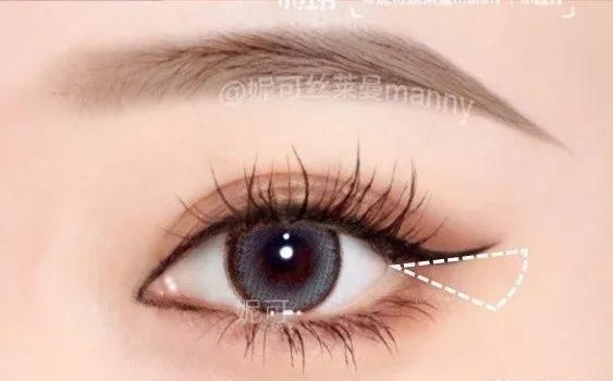  『这款』解析女星眼线画法，调整眼型、制造无辜感，这款LISA御用