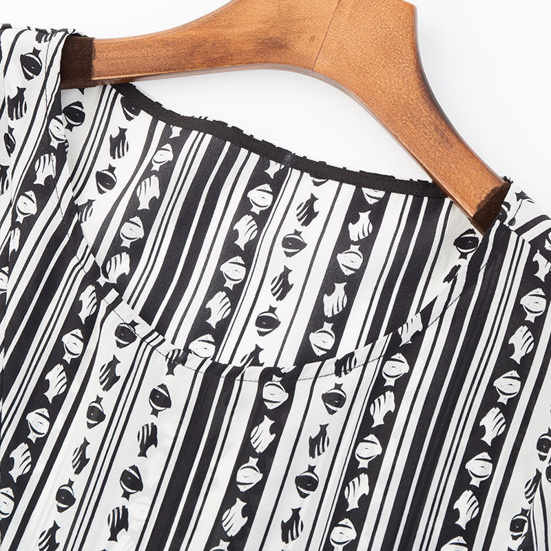 外出游玩穿裙子不方便!试试这样的小衫+棉麻裤，清凉透气超嫩美