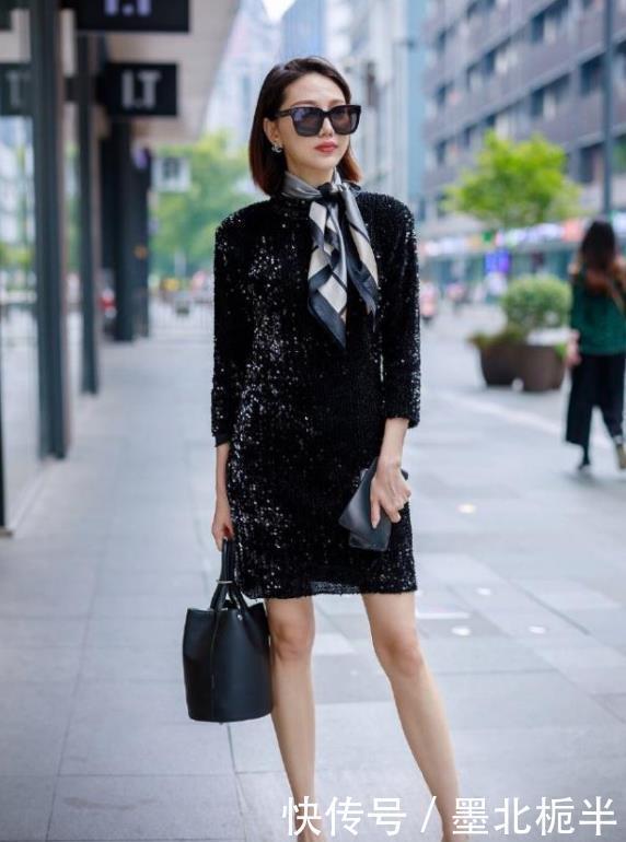  #亮眼#街拍美女：身材与长相俱佳的小姐姐，紧身裙穿搭，时尚又亮眼！
