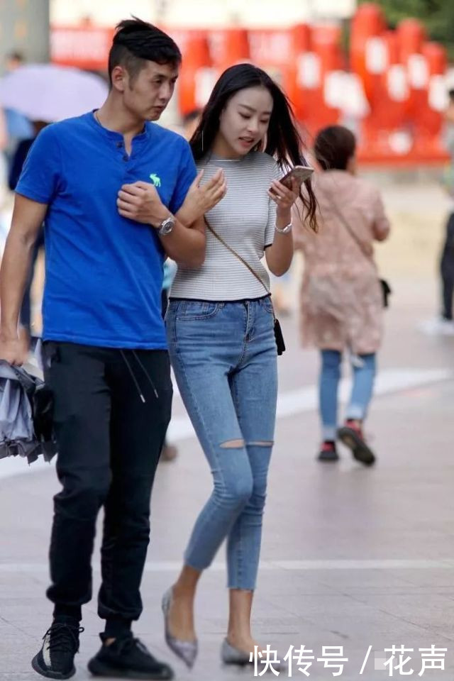 摄影：美女穿浅色牛仔裤，腿型真好看