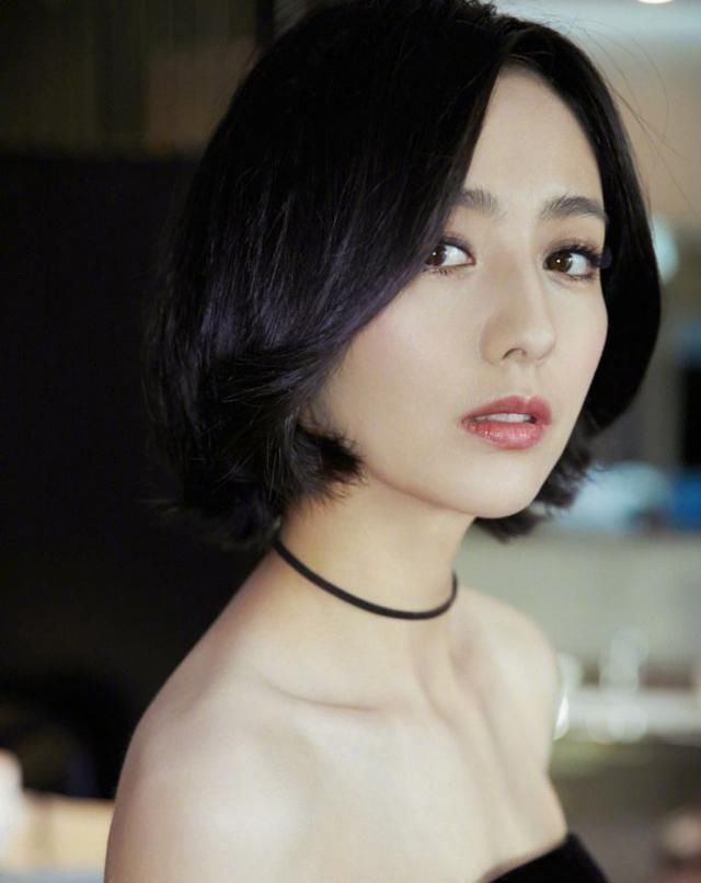 「时髦」女人别再留黑长直了,很显老,今年流行这4种发型,时髦又显脸小