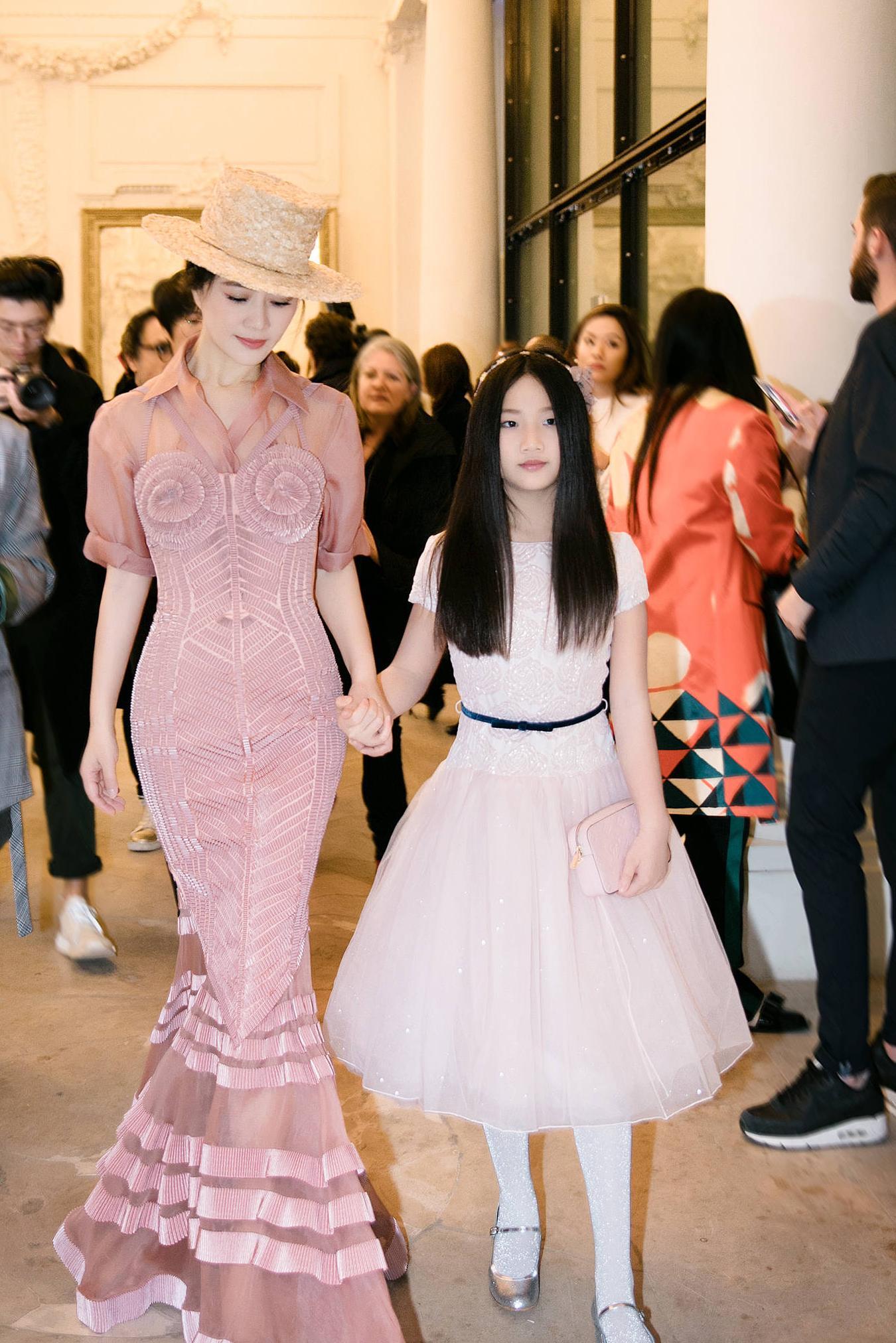 这对母女才是时尚圈高级范儿的示范，李湘母女在她们面前都显得lo