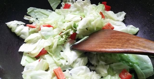  「口感」包菜烧牛肉好吃的秘决，肉汁与蔬菜汁亲密组合，酸脆爽口，口感爆发