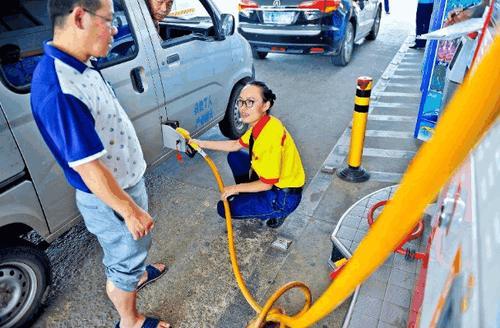 加油站员工曝光“潜规则”,加油站碰到这种车很危险,要立刻掉头