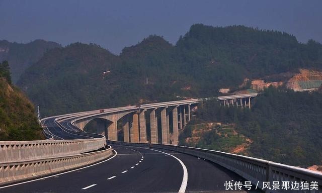 非洲小伙来中国旅游，看到山区蜿蜒公路，直呼：你们太谦虚了