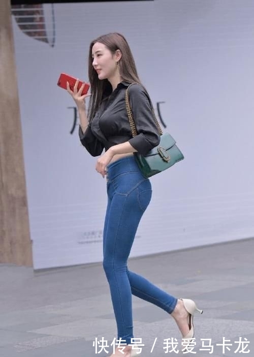 #舒适#休闲时尚的穿搭窍门,潮流舒适的修身牛仔,适合有气质的女生