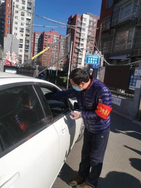  『配合社区』丰台南苑乡在职党员当好“守门员” 共筑联防联控战“疫”网