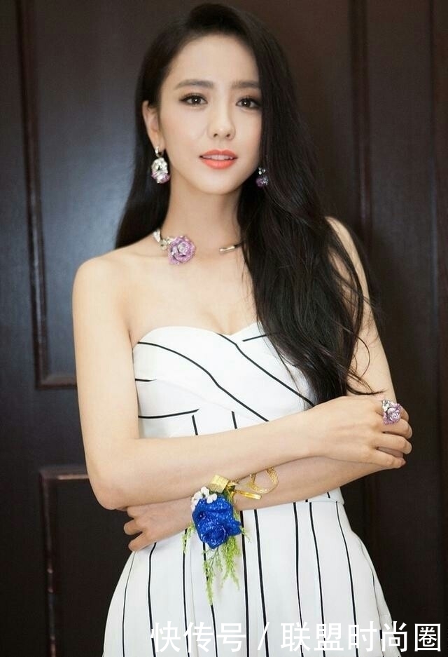 佟丽娅太狠了！这么窄的皮裙也要硬塞进去，网友：为了美豁出去了