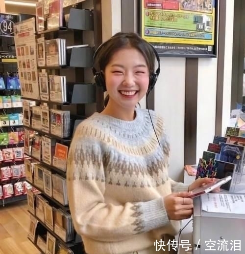 加上:有种网红搭配叫“治愈针织衫”火了,再加上一个笑容,男神都心动