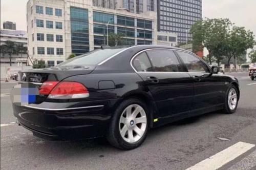  『身价』小哥买了辆14年前的宝马750Li，全款7万元，直言很符合自己的身价