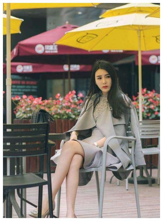 街拍：清纯可人靓丽小姐姐，略带一点小性感