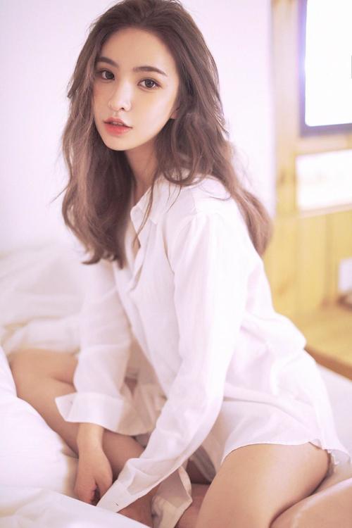 性感白衬衫精致美女,裹浴巾裸香肩上演撩人写真！