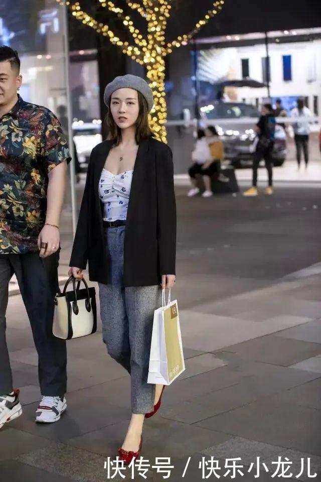 #尖头#街拍:美女格纹的高腰短裤搭配一双尖头的高跟鞋,很显腿长,无敌显高