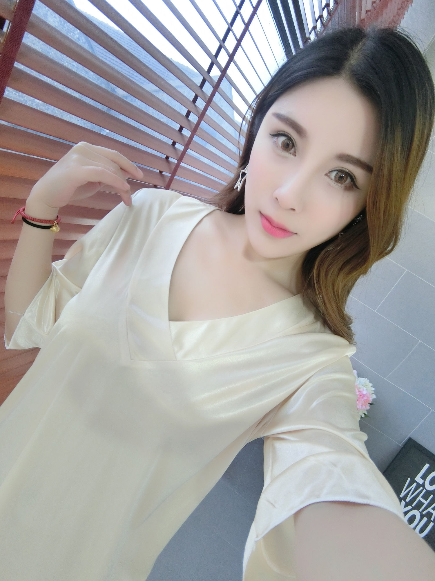 丰腴女人要穿“紧身”的睡裙，柔嫩爽滑勾画身形线条，迷的人眩晕