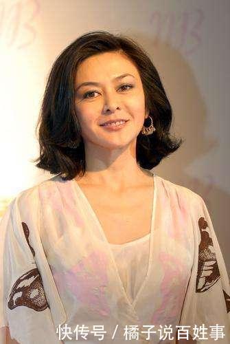 白发明显:50岁以上的女人尽量不要留长发,选择短发更好,主要是因为这3点