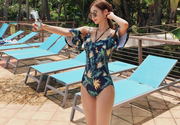 时尚写真，舒适养眼的泳衣美女，身材曼妙有致，显得年轻靓丽！