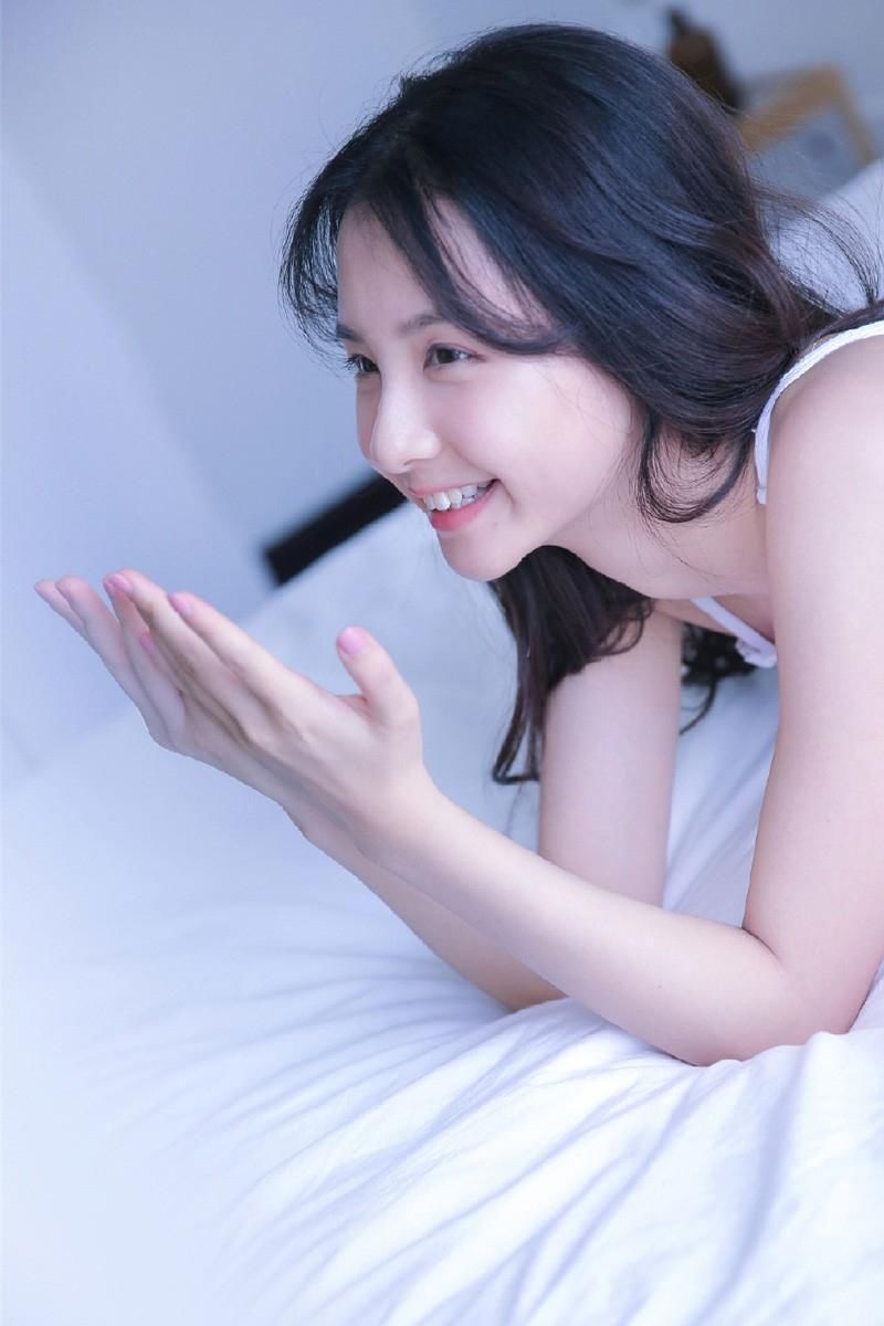 白衣天使美女肌肤白嫩，美腿修长拍动人写真！