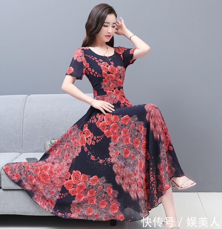 【气质】玫瑰印花复古连衣裙如何搭配?大裙摆+不对称点缀,彰显温婉气质