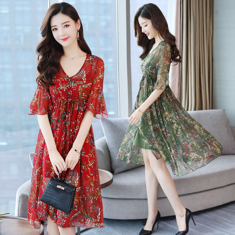 53岁妈妈真的好敢穿!出门逛街，穿连衣裙+高跟，惊艳的不得了