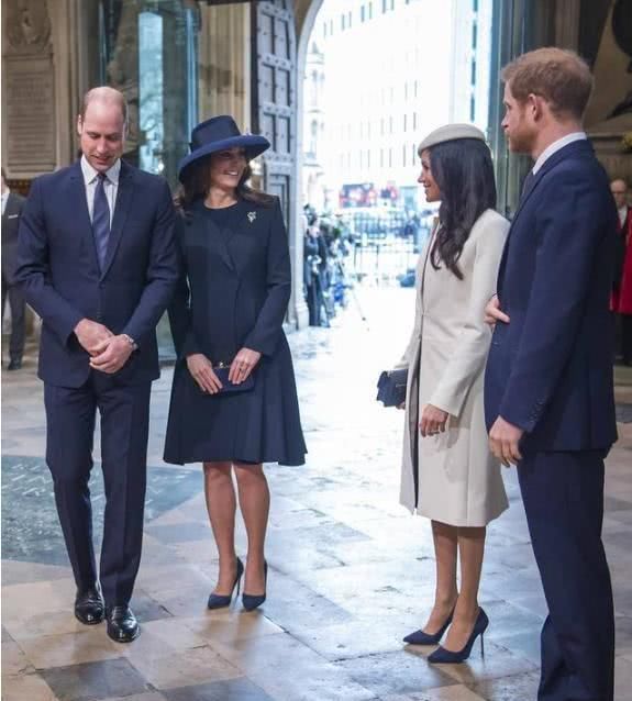 『 凯特』梅根选绿裙用力过猛沦为陪衬，红绿斗艳！凯特王妃穿红裙美成焦点