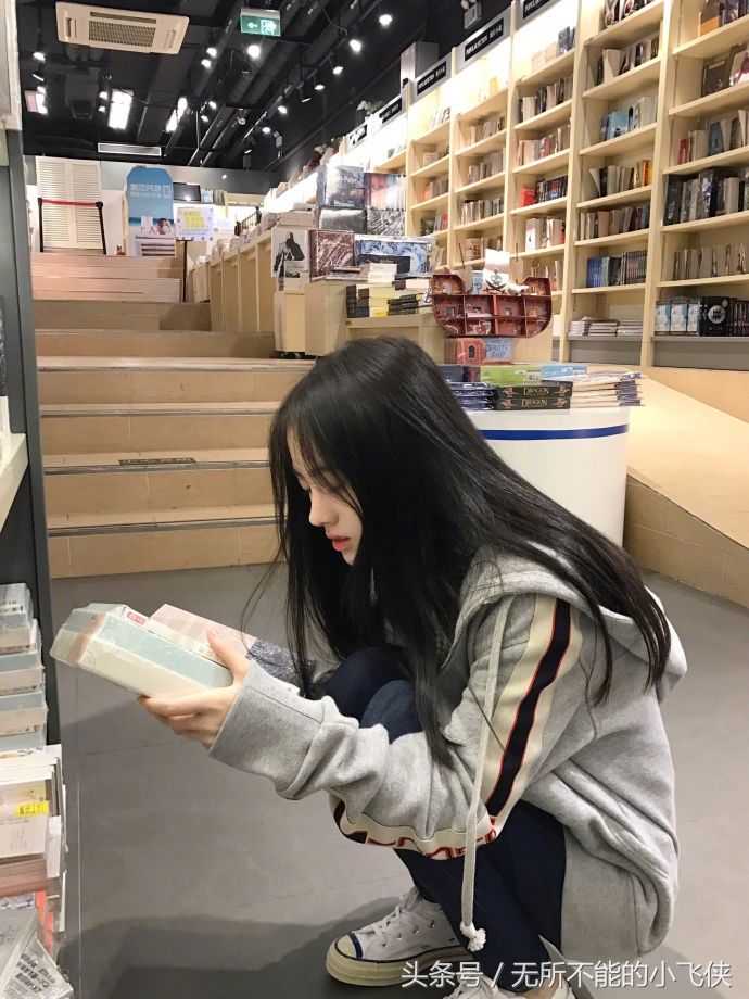 鞠婧祎运动装逛书店，网友:女神大大真好看
