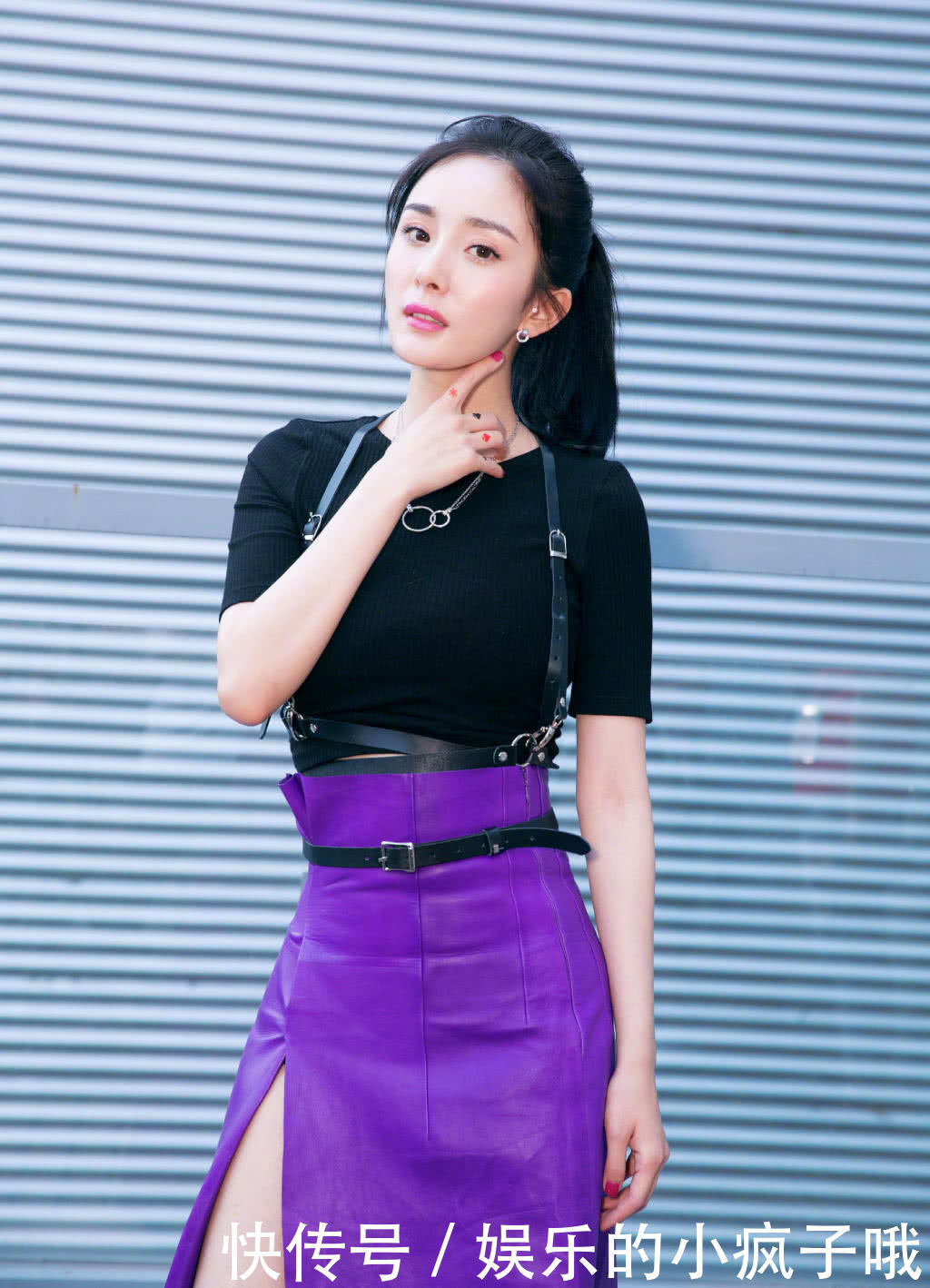 杨幂真敢穿，开叉裙开到大腿根，结果却被小S艳压