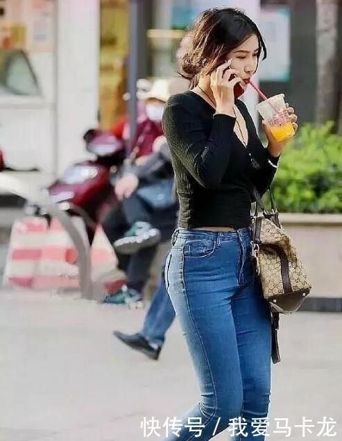  #美女#街拍美女图片，温文尔雅谁人不爱？回头率很高