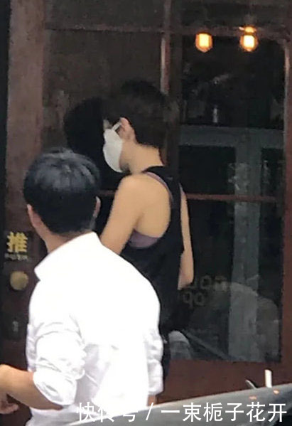 【气质】马伊琍打扮精致和闺蜜聚会,涂橘红色口红站边上,颜值气质双在线