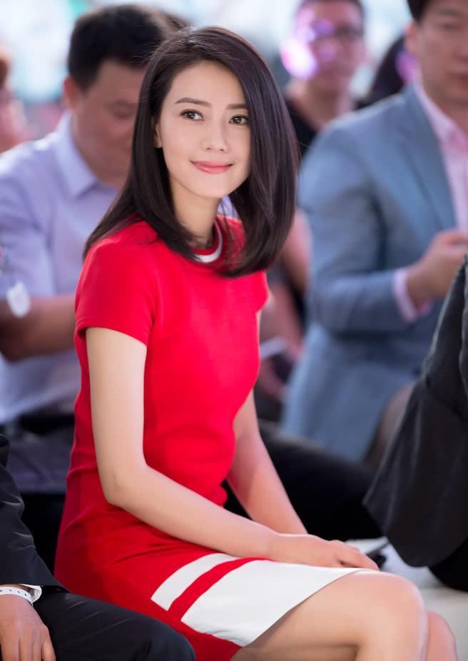 高圆圆一袭红色露背长裙性感妖娆，美极了，这才是真正女王气场