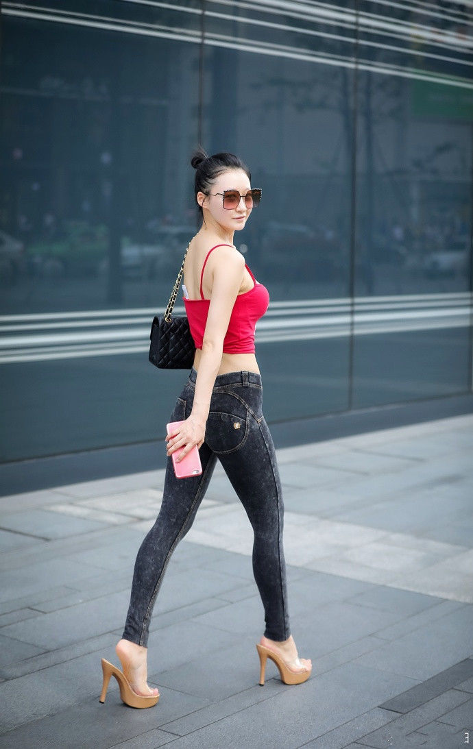 成都街拍，清新时尚的牛仔裤美女，尽显成熟女人味，让人一眼难忘