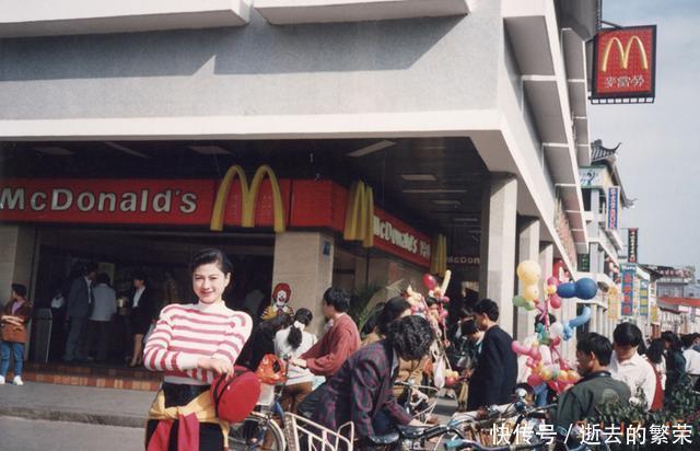  街头|90年代深圳老照片： 经济发展迅速, 街头随处可见大哥大和