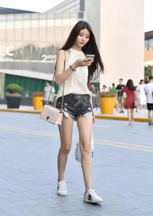 『披肩』街拍:长发披肩女神购物笑得很开心,非常漂亮